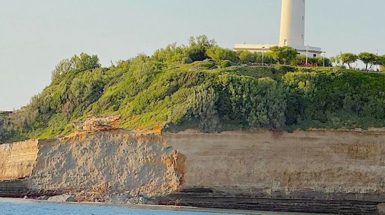 DRAMATIQUE – Un pan de la falaise s’effondre à Biarritz : 2 plongeurs ensevelis